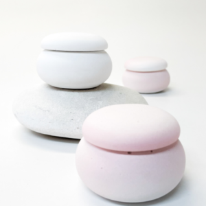 ΑΡΩΜΑΤΙΚΟ ΚΟΥΤΑΚΙ MACARON ΜΕ ΑΙΘΕΡΙΑ ΕΛΑΙΑ MP044 - Image 1